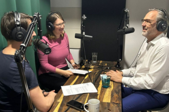 Votum-Vorstand Martin Klein im Lachsblau-Podcast: Politik im Vermittler-Check